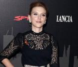Dentelle et jupe courte, Scarlett Johansson nous la joue femme fatale... Et ça marche ! 03/12/08 