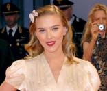 Avec sa robe sobre aux motifs fleuris et irisés, Scarlett Johansson est une vraie princesse. A noter : le joli petit papillon glissé délicatement dans ses cheveux ! 31/08/06 
