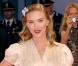 Avec sa robe sobre aux motifs fleuris et irisés, Scarlett Johansson est une vraie princesse. A noter : le joli petit papillon glissé délicatement dans ses cheveux ! 31/08/06 