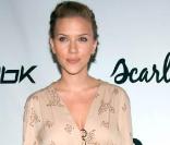 Scarlett Johansson n'a pas sorti sa plus belle robe, mais on lui pardonne... Sa moue mutine nous envoûte ! 25/07/06 