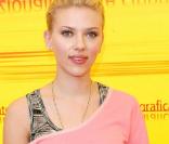Scarlett Johansson, décontractée, nous montre qu'elle reste une fille comme les autres... Avec tout de même un sex-appeal hors du commun ! 02/09/04 