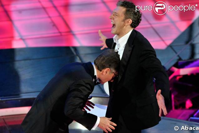 Vincent Cassel est venu à San Remo pour prendre... un coup de boule : Vincente i' s'fait taper, Vincente i' s'fait taper ! Coup de boule, coup de boule... 