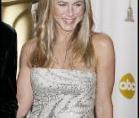 Jennifer Aniston, merveilleuse aux Oscars a bien du mal à garder sa robe en place, raison pour laquelle elle opte pour la technique du pingouin 