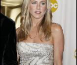 Jennifer Aniston a trouvé un moyen pour garder sa robe en place : elle na bouge pas ! 