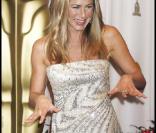 Jennifer Aniston porte sa bague à l'index... on était à deux doigts de la bague de mariage ! 