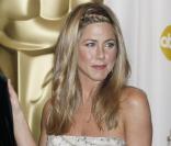 Jennifer Aniston garde les bras très serrés... pour ne pas que sa robe tombe ! 