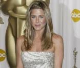 Jennifer Aniston, magnifique dans sa robe bustier... mais elle semble avoir du mal à la garder en place !  