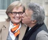 Dustin Hoffman star abordable ! Ici à son arrivée à Paris, au Ritz, il prend le temps de poser avec une fan ! 