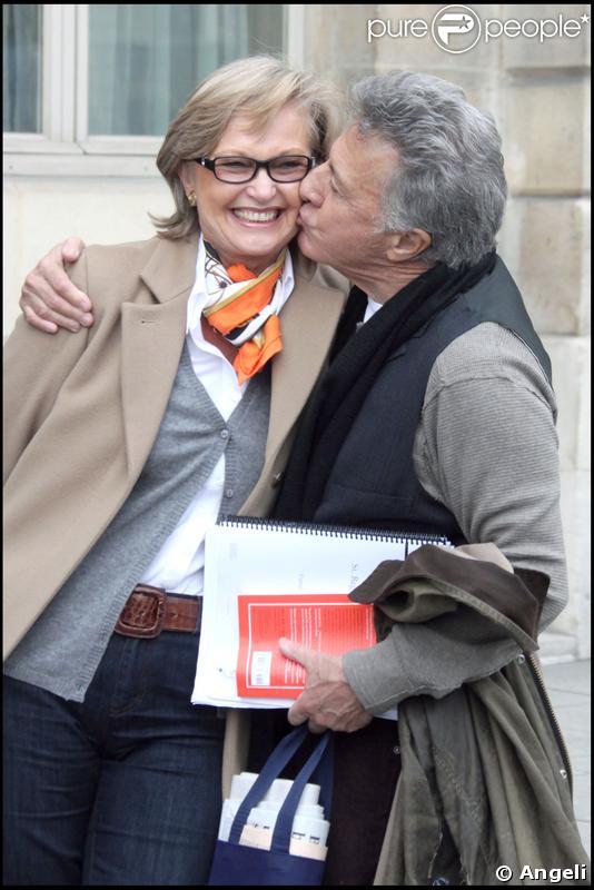 Dustin Hoffman star abordable ! Ici à son arrivée à Paris, au Ritz, il prend le temps de poser avec une fan ! 