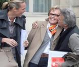Dustin Hoffman star abordable ! Ici à son arrivée à Paris, au Ritz, il prend le temps de poser avec des fans !