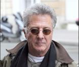 Même avec des lunettes teintées, la super-star Dustin Hoffman ne passe pas inaperçue ! 