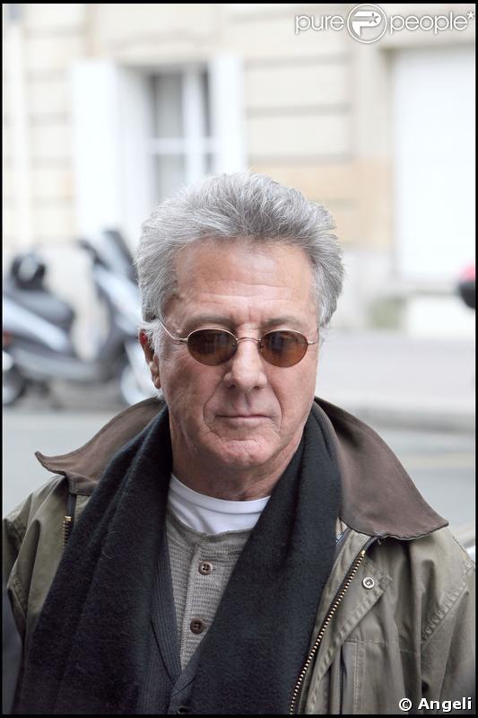 Même avec des lunettes teintées, la super-star Dustin Hoffman ne passe pas inaperçue ! 
