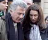 Dustin Hoffman star abordable ! (Ici à son arrivée à Paris, au Ritz, avec son épouse Lisa Gottsegen)
