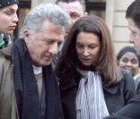 Dustin Hoffman star abordable ! (Ici à son arrivée à Paris, au Ritz, avec son épouse Lisa Gottsegen)