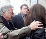 Dustin Hoffman star abordable ! (Ici à son arrivée à Paris, au Ritz, avec son épouse Lisa Gottsegen)