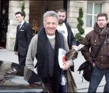 Dustin Hoffman star abordable ! (Ici à son arrivée à Paris, au Ritz). Il reste souriant bien qu'assailli par les fans et les photographes ! 