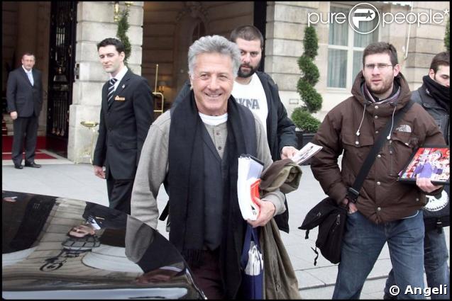 Dustin Hoffman star abordable ! (Ici à son arrivée à Paris, au Ritz). Il reste souriant bien qu'assailli par les fans et les photographes ! 