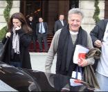 Dustin Hoffman star abordable ! (Ici à son arrivée à Paris, au Ritz, avec son épouse Lisa Gottsegen)