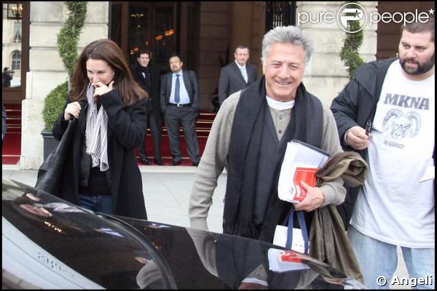 Dustin Hoffman star abordable ! (Ici à son arrivée à Paris, au Ritz, avec son épouse Lisa Gottsegen)