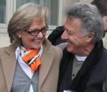 Dustin Hoffman star abordable ! Ici à son arrivée à Paris, au Ritz, il prend le temps de poser avec une fan !