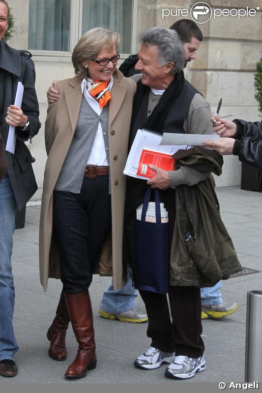 Dustin Hoffman star abordable ! Ici à son arrivée à Paris, au Ritz, il prend le temps de poser avec une fan !