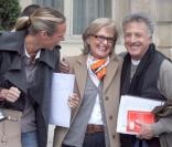 Dustin Hoffman star abordable ! Ici à son arrivée à Paris, au Ritz, il prend le temps de poser avec des fans !