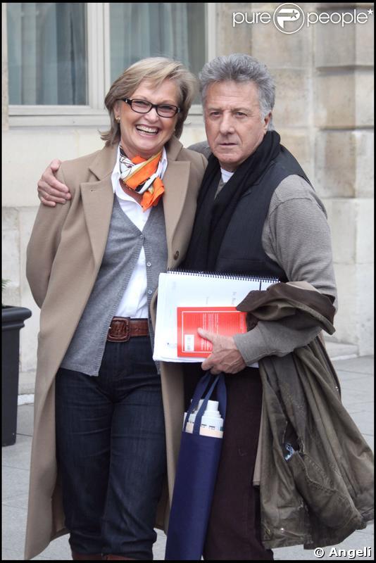 Dustin Hoffman star abordable ! Ici à son arrivée à Paris, au Ritz, il prend le temps de poser avec une fan !