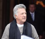 Dustin Hoffman à son arrivée à Paris, devant le Ritz