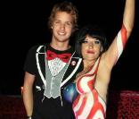 Sam Branson et... une amie body-paintée ! 
