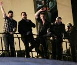 U2 a donné un concert secret depuis le toit de la BBC, à Londres ! Un des plus gros flash mobs de l'année...