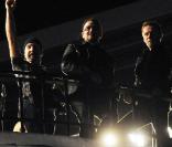 U2 a donné un concert secret depuis le toit de la BBC, à Londres ! Un des plus gros flash mobs de l'année...