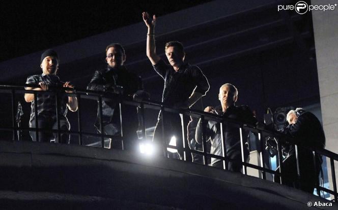 U2 a donné un concert secret depuis le toit de la BBC, à Londres ! Un des plus gros flash mobs de l'année...