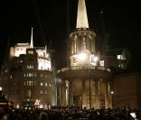 U2 a donné un concert secret depuis le toit de la BBC, à Londres ! Un des plus gros flash mobs de l'année...