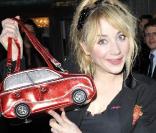 Julie Depardieu et son sac fétiche (mais en rouge !) lors des Globes de Cristal