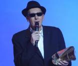 Photos en live des Victoires de la Musique. Alain Bashung reçoit sa troisième Victoire de la soirée pour l'album de chansons de l'année. Magnifique !