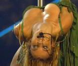 Britney Spears dans sa fameuse tenue de Slave 4 U. Plus sexy que jamais, et on s'en souvient... 