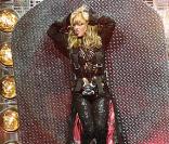 Britney Spears sur scène en 2001. Une tenue pleine de paillettes pour un maximum d'effet.  