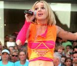 Britney Spears en juin 2000 à New York lors d'une prestation devant MTV. Un look coloré voire, pas très harmonieux... 