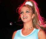 Britney Spears en 1999 lors de ses débuts sur scène. Une queue-de-cheval et un mini-haut, une lolita est née