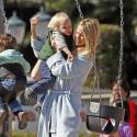 Naomi Watts en peignoir sur la plage... une maman poule pour son fils !