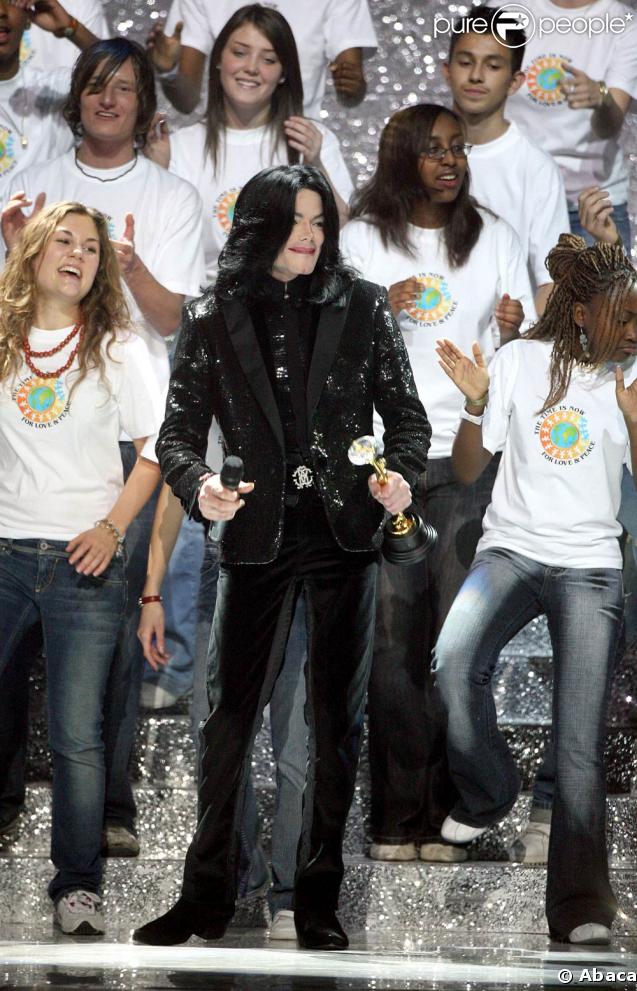 Michael Jackson sur scène en novembre 2006 lors d'un hommage aux World Music Awards  