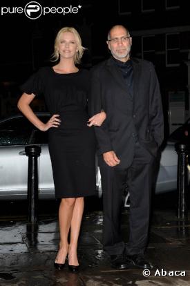 Charlize Theron et Guillermo Arriaga au Everyman Cinema de Hampstead, à Londres, le 3 mars 2009, à l'occasion de l'avant-première de "Loin de la terre brûlée"