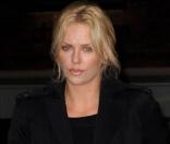 Charlize Theron et Guillermo Arriaga au Everyman Cinema de Hampstead, à Londres, le 3 mars 2009, à l'occasion de l'avant-première de 