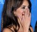 Penelope Cruz au 58ème festival du film de Berlin avait aussi la main customisées. Bravo pour ce bijou d'une couleur ravissante, qui tranche avec sa couleur de cheveux et sa tenue. 