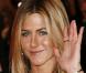 Jennifer Aniston à la première de Marley &amp; Moi à Londres a adopté le style. Préférez vous Angie ou Jen avec la bague à l'index ? 