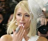 Paris Hilton durant le lancement de son parfum Can Can à Londres. Une bague bien voyante, à son image...<br />