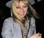 Kate Moss à la sortie d'un pub londonien, la faiseuse de tendance c'est elle, regardez sa main ! 
