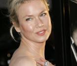 Renée Zellweger à Beverly Hills le 17 septembre 2008, la bague au doigt, elle adore... Surtout lorsqu'il ne s'agit pas de bague de fiançailles... 