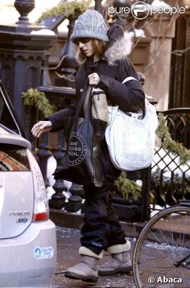Sarah Jessica Parker quittant sa maison new-yorkaise avec son fils James Wilke le 4 mars 2009