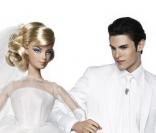 Le couple de plastique le plus connu en habit de mariage